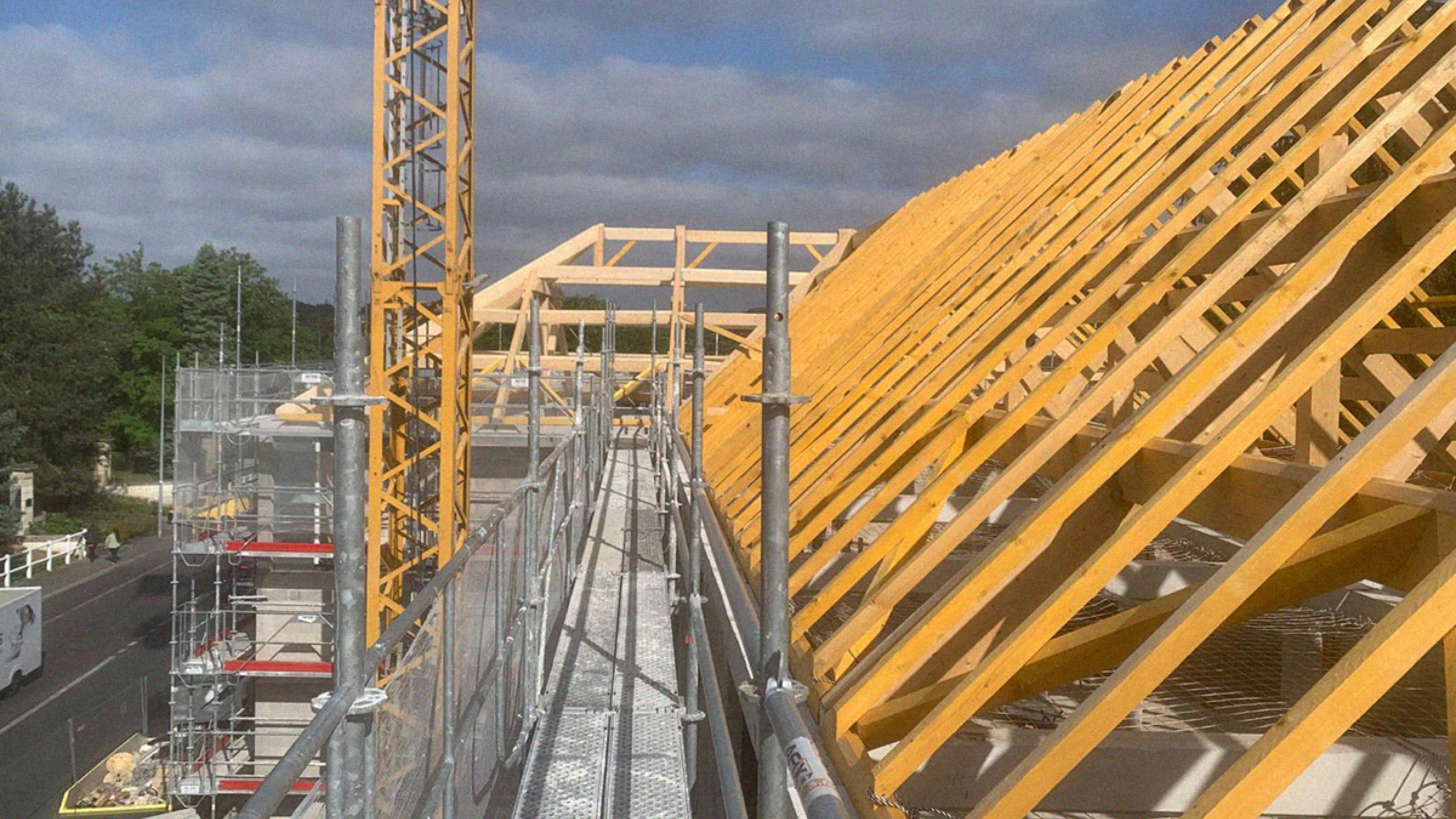 Image de la construction de la ferme qui tiendra la toiture
