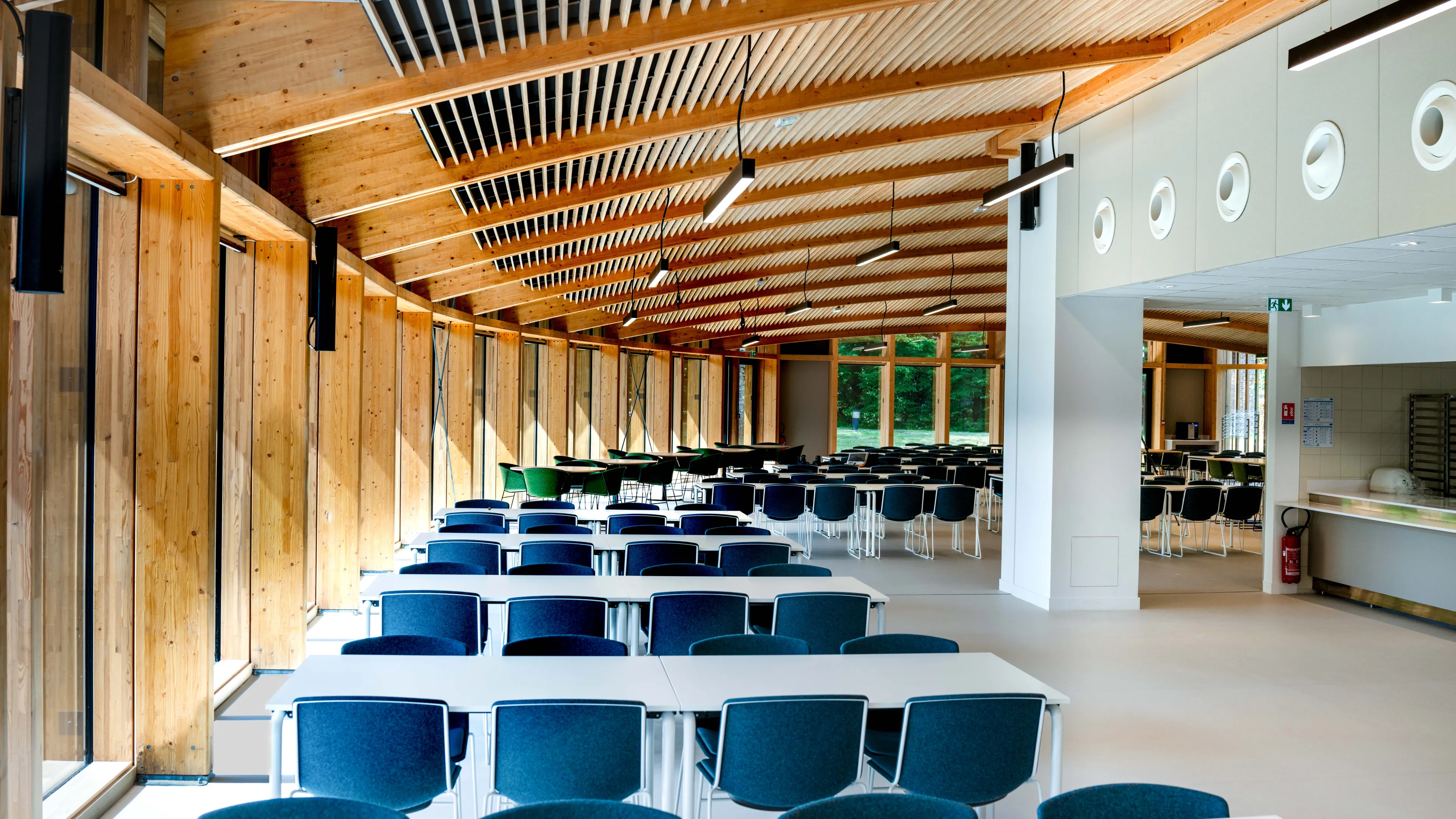 image intérieure avec les tables 