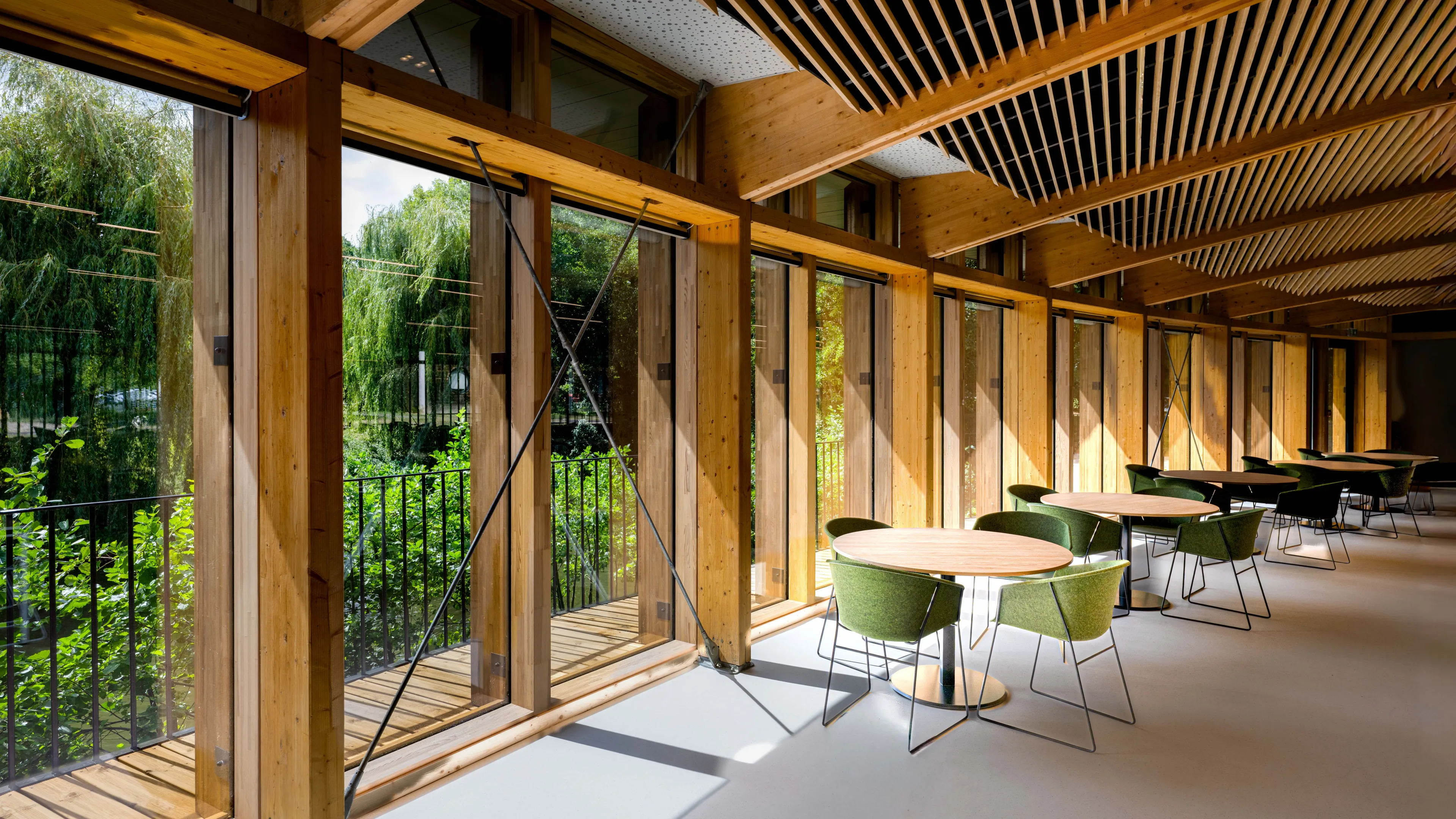 image intérieure avec tables rondes