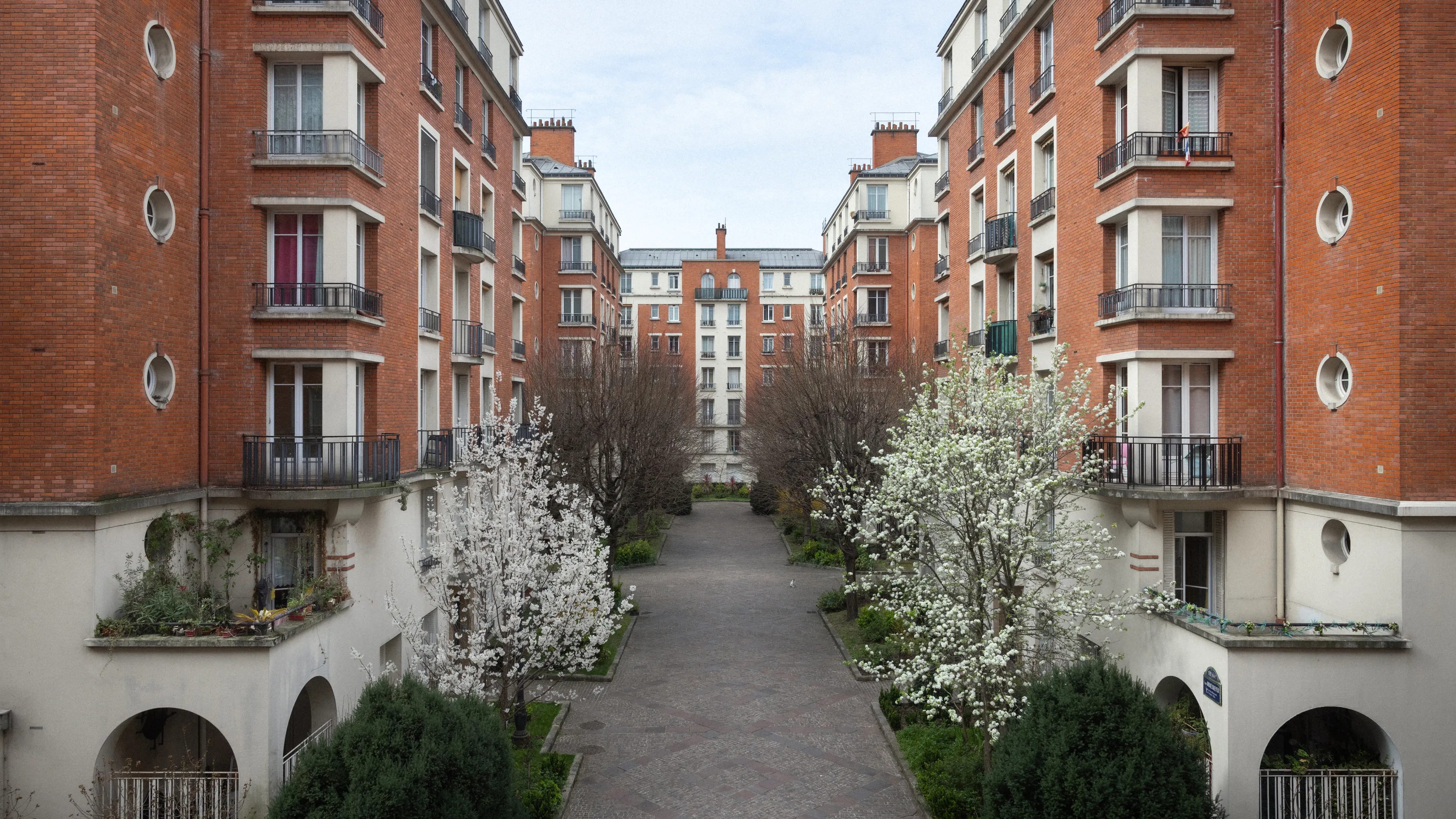 image frontale de l'ensemble d'immeubles en restructuration
