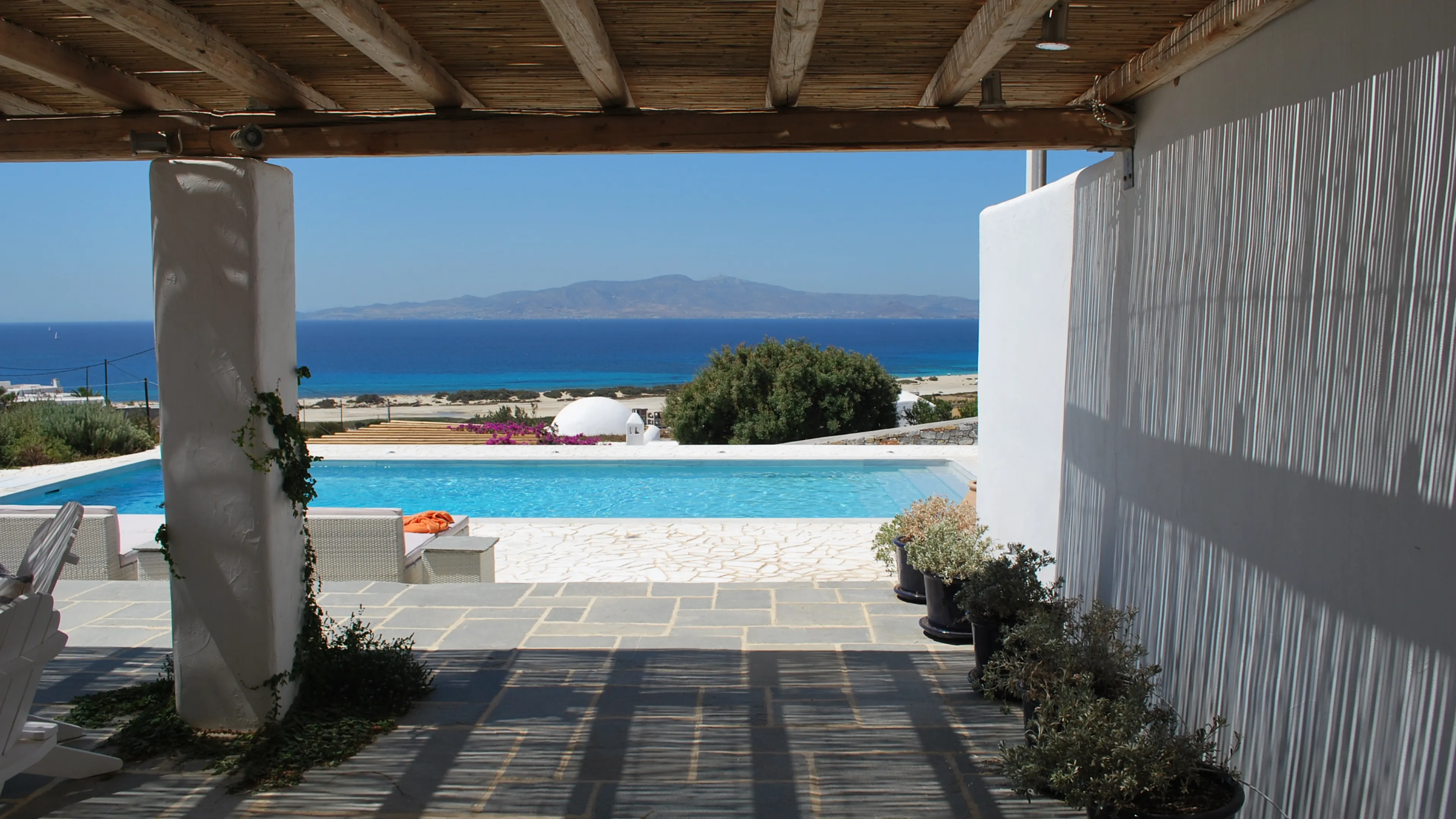 01-Terrasse-vue-mer-protege-Construction-Villa-Grece-Naxos-Piscine-Atela-Architectes_0