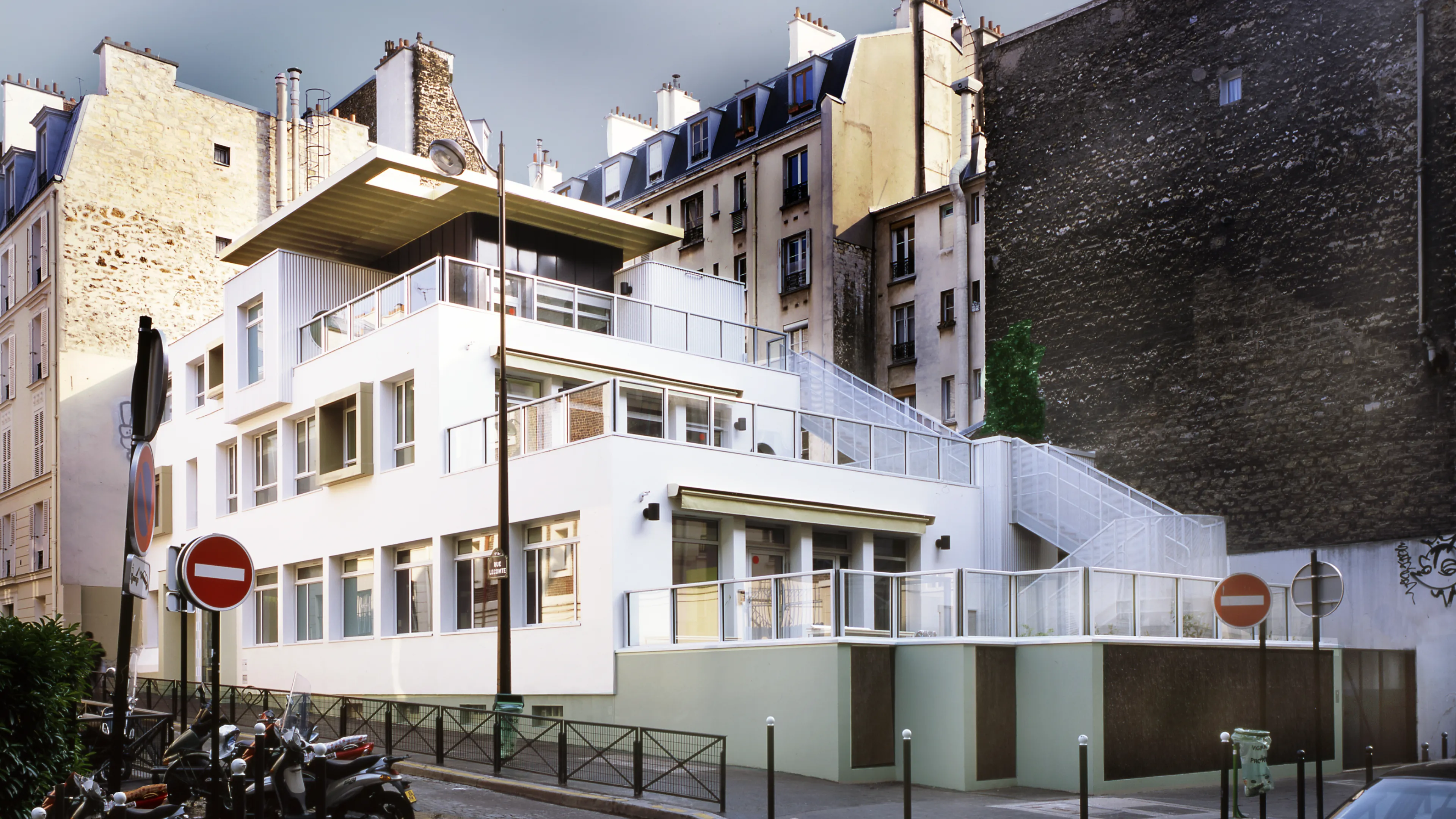 02-Rehabilitation-Extension-Restructuration-livre-2007-creche-lecomte-petite-enfance-Mairie-de-Paris-Atela-Architectes_0