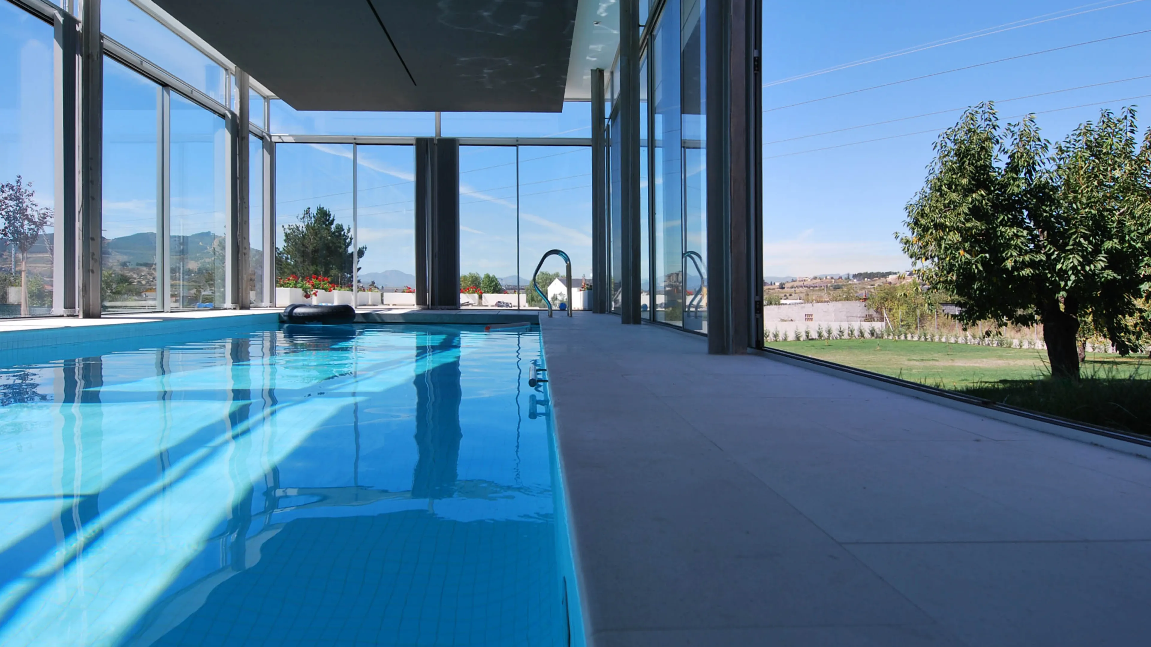 04-Construction-Villa-Ponferrada-Espagne-Piscine-Interieur-Atela-Architectes_0