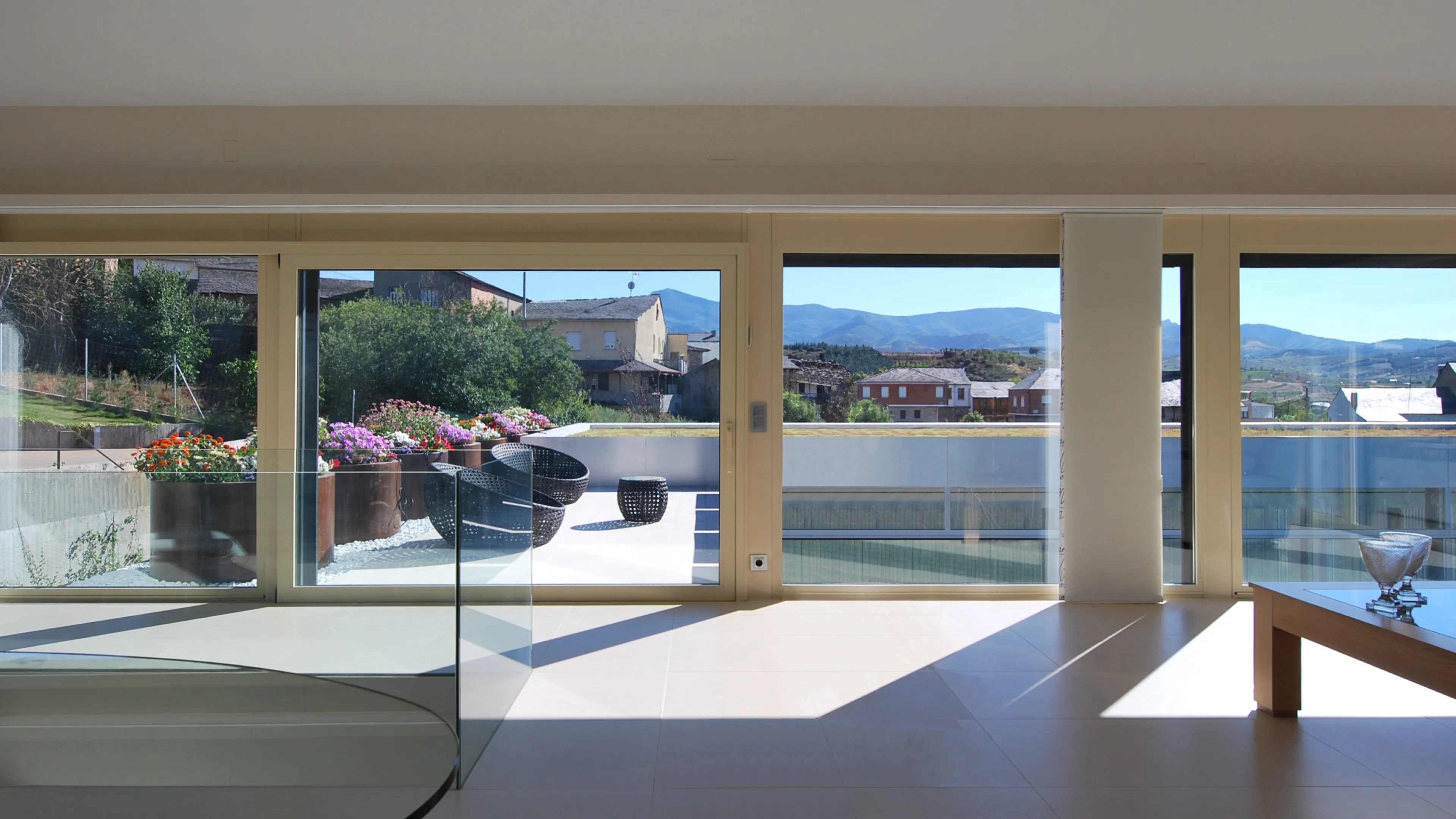 07-Sejour-Construction-Villa-Ponferrada-Espagne-Piscine-Interieur-Atela-Architectes_0