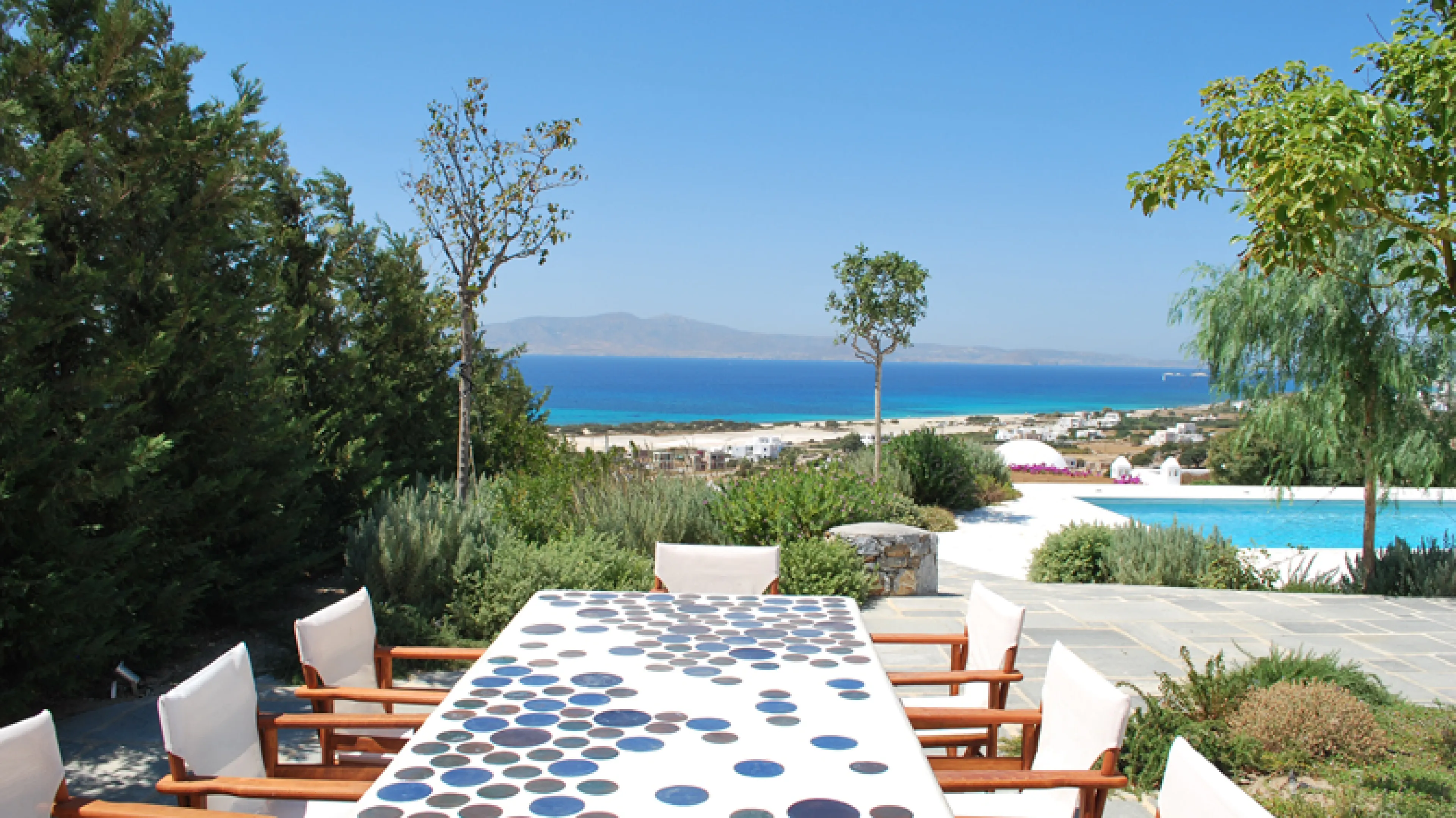 07-Terrasse-vue-mer-protege-Construction-Villa-Grece-Naxos-Piscine-Atela-Architectes_0