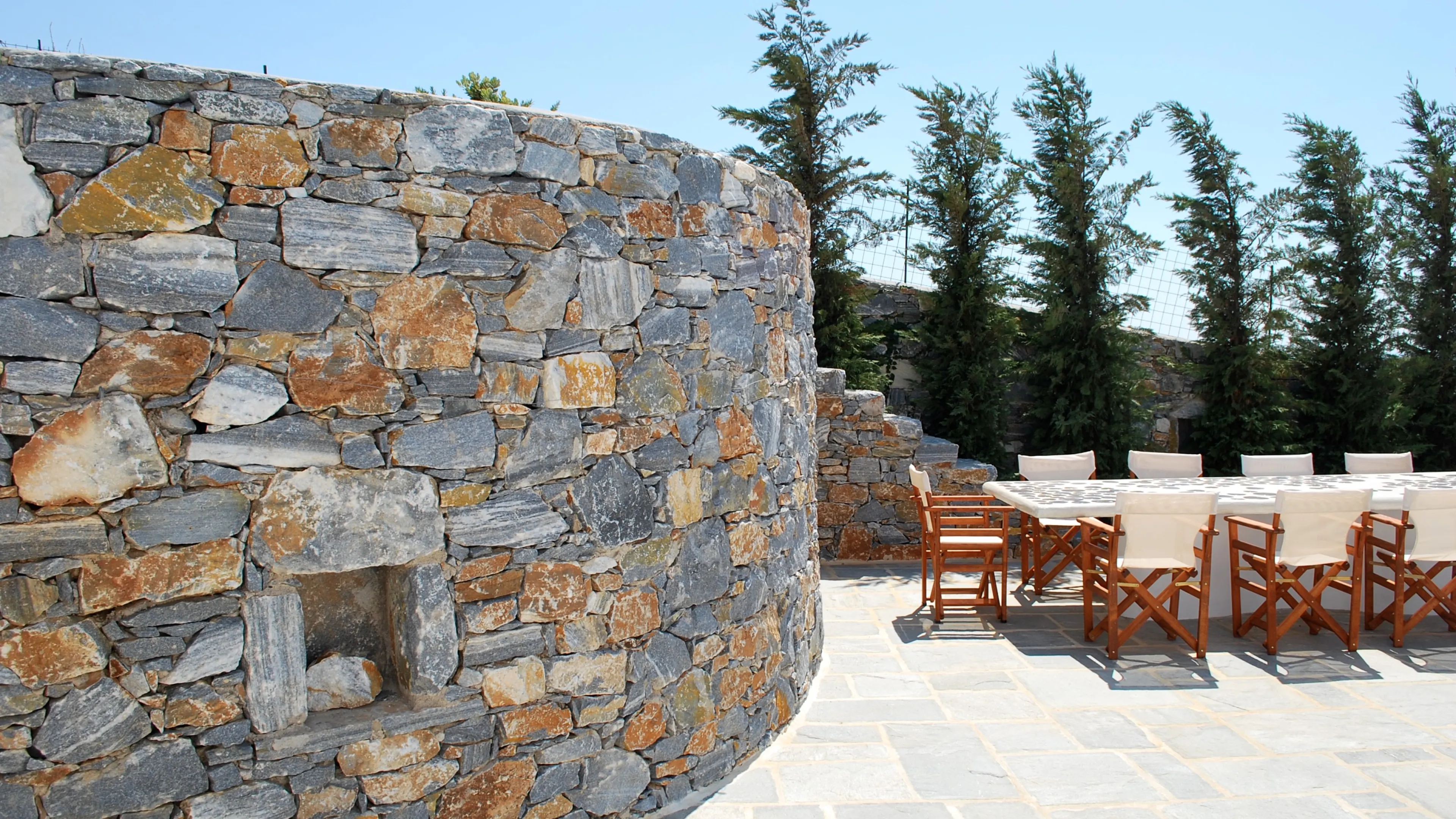 16-Photo-Construction-Villa-Grece-Naxos-table-Atela-Architectes.jpg