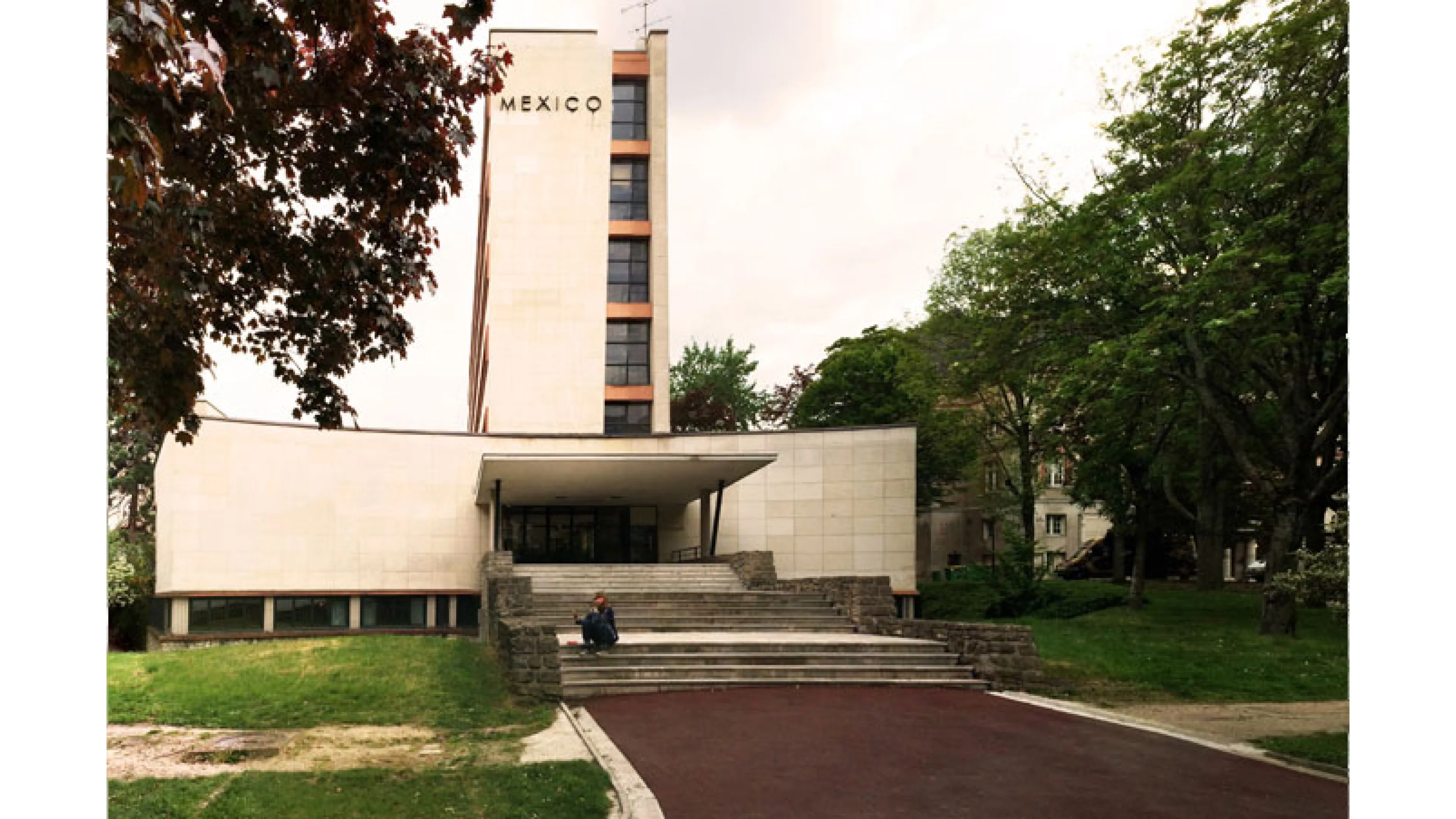 01-Exterieur1-Rehabilitation-Residence-Logement-Etudiant-Paris14-Maison-Mexique-Cité-Universitaire-Atela-Architectes_0_0